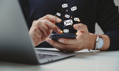 Diagram showing how 100 true fans can generate steady income for creators.